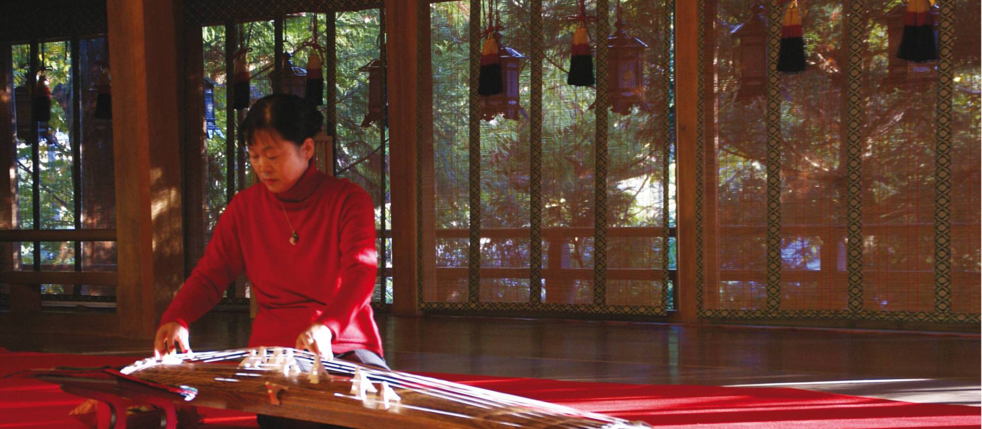 Woman demonstrating the use of a traditional Japanese koto | Maria Visconti