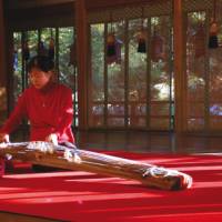 Woman demonstrating the use of a traditional Japanese koto | Maria Visconti