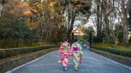 Locals in Kimonos at Kinkakuji | Felipe Romero Beltran