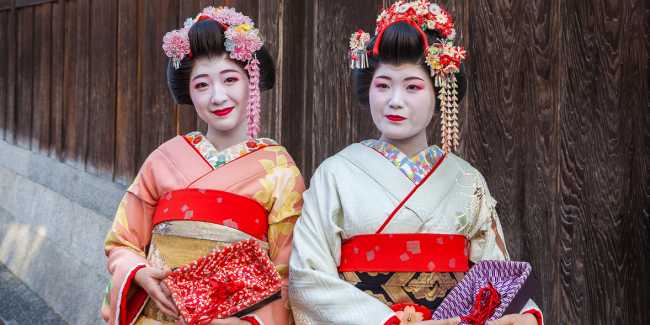 Maiko outside Kiyomizu-dera