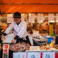 Night markets outside Yasaka Shrine, Kyoto | Felipe Romero Beltran