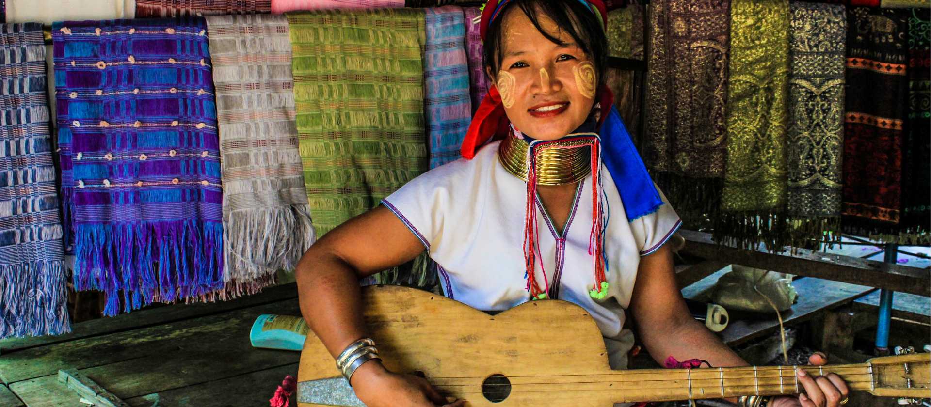 Local Karen women selling handicrafts