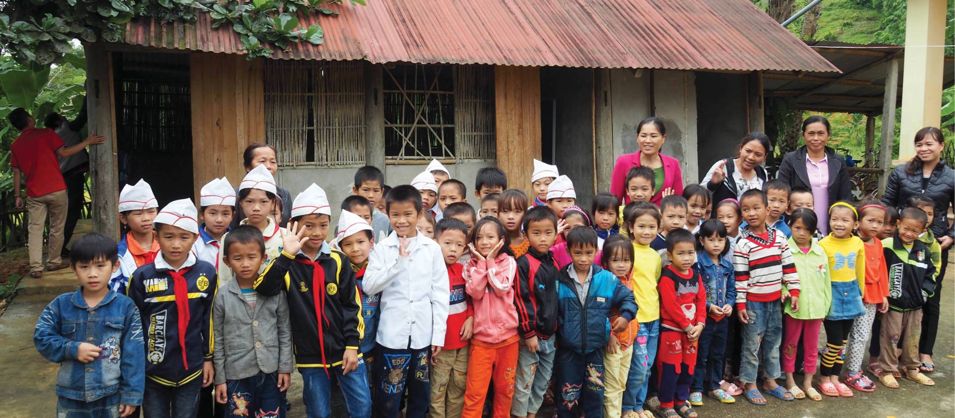 Big school photo passing through Ham Yen | Scott Pinnegar