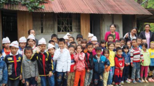 Big school photo passing through Ham Yen | Scott Pinnegar