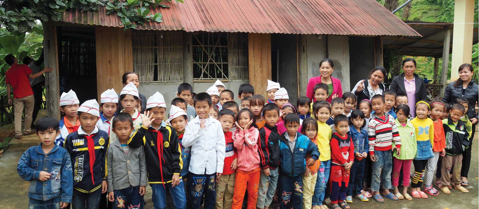 Big school photo passing through Ham Yen | Scott Pinnegar