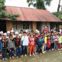 Big school photo passing through Ham Yen | Scott Pinnegar