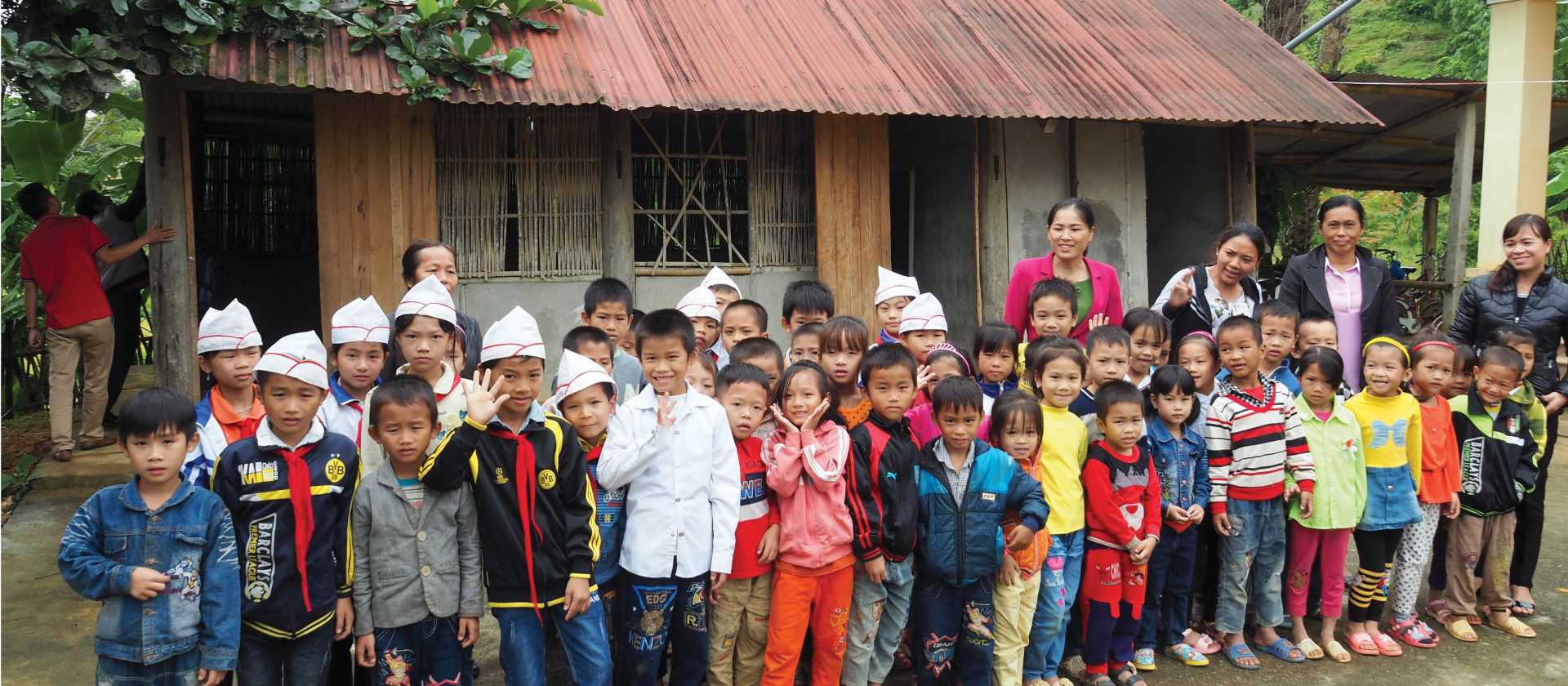 Big school photo passing through Ham Yen | Scott Pinnegar