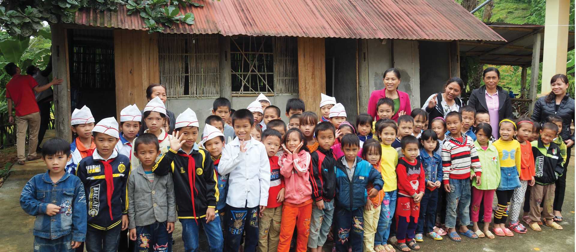 Big school photo passing through Ham Yen | Scott Pinnegar
