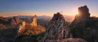 Sun rising over the Breadknife rock formation in Warrumbungle National Park. | Destination NSW