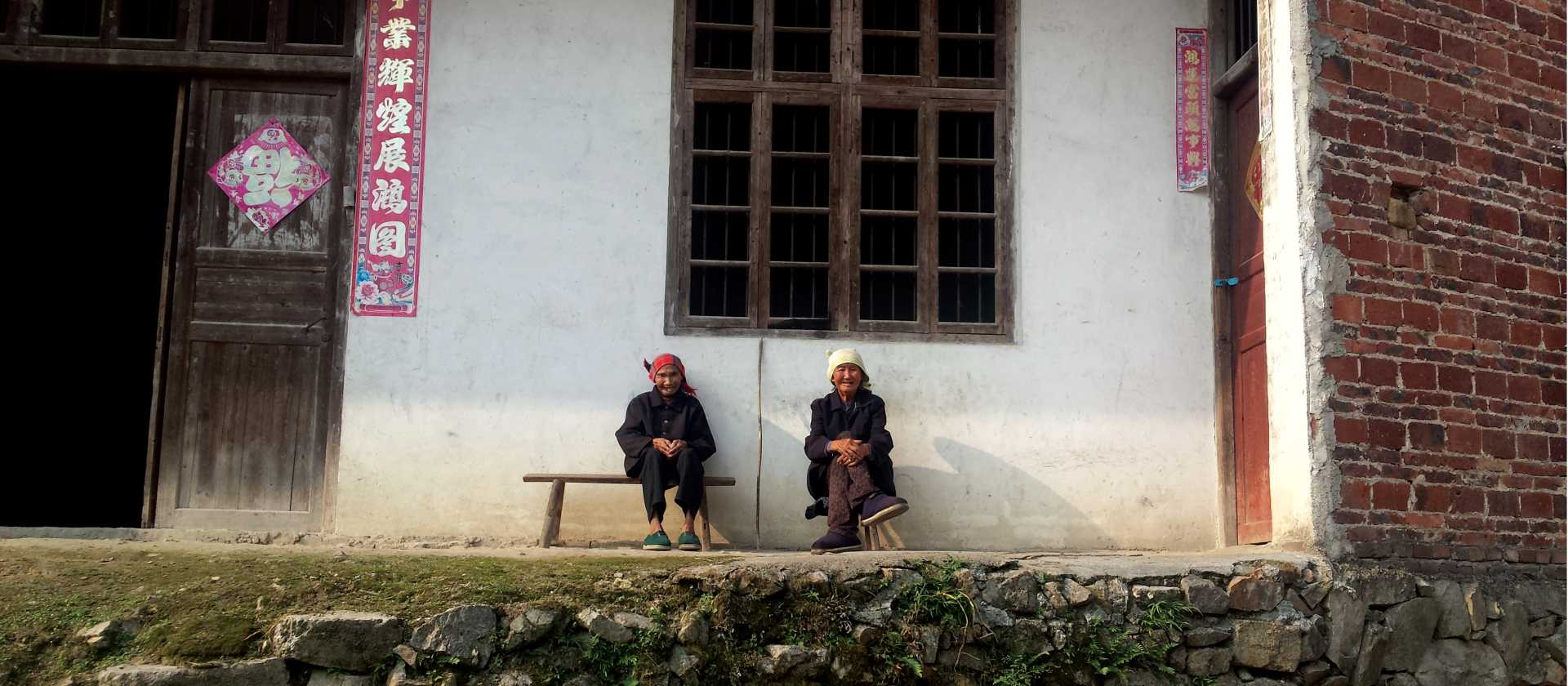Local elderly ladies enjoying the warm sunshine | Tim de Jong