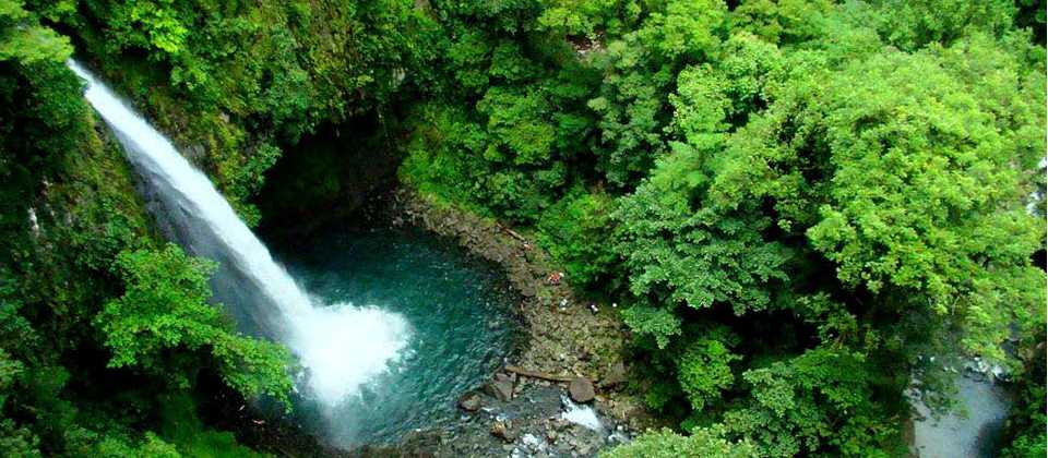 Waterfall near Arenal volcano | coast to coast adventures