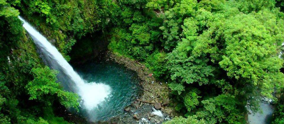 Waterfall near Arenal volcano | coast to coast adventures