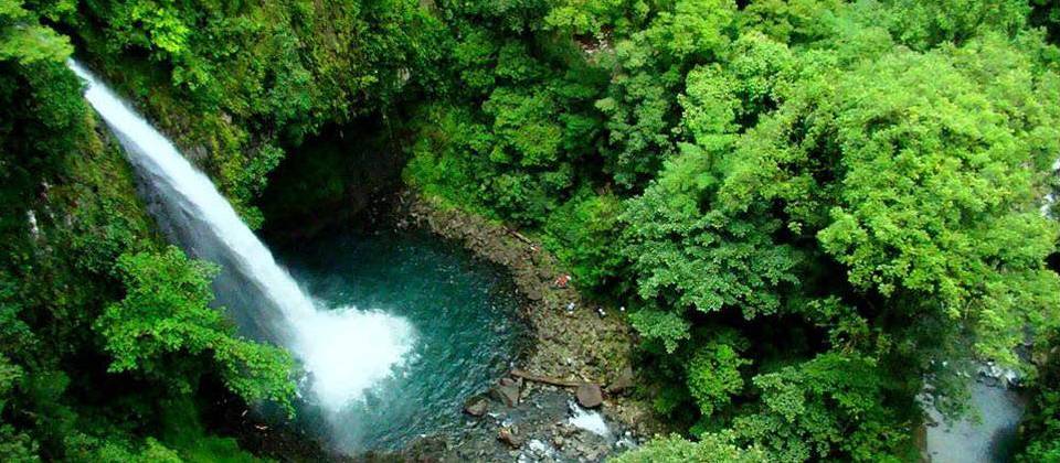 Waterfall near Arenal volcano | coast to coast adventures