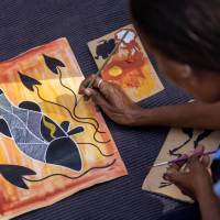 Students can try their hand at traditional painting in the NT | Tourism NT