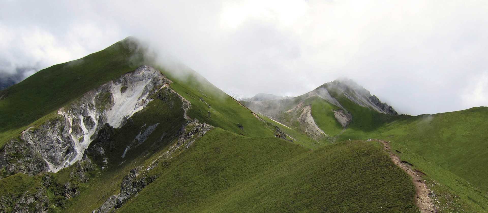 Trekking above Kyanjin Gompa towards the amazing Kyanjin Ri | Soren Kruse Ledet