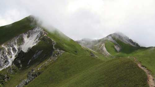 Trekking above Kyanjin Gompa towards the amazing Kyanjin Ri | Soren Kruse Ledet