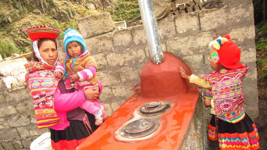 A family from Huilloc, the recipients of a new healthier cook stove |  LT