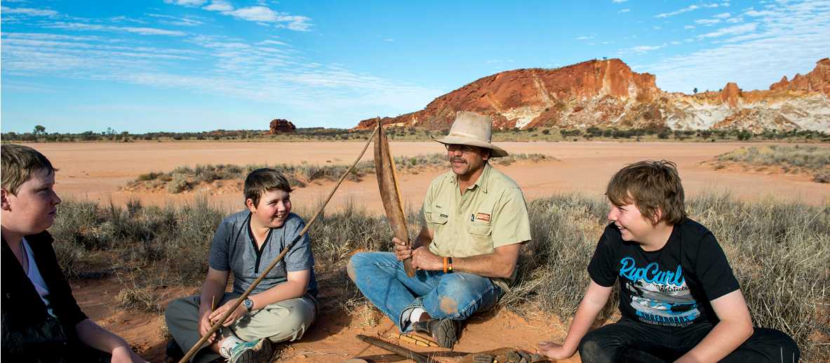 Students gaining an insight into traditional culture from the custodians of Rainbow Valley | Tourism NT/Shaana McNaught
