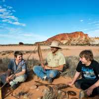Students gaining an insight into traditional culture from the custodians of Rainbow Valley | Tourism NT/Shaana McNaught