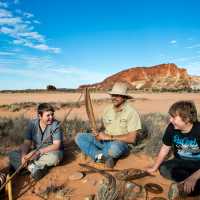 Students gaining an insight into traditional culture from the custodians of Rainbow Valley | Tourism NT/Shaana McNaught