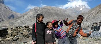 Enthusiastic local kids as we trek Annapurna Circuit | Ross Anderson