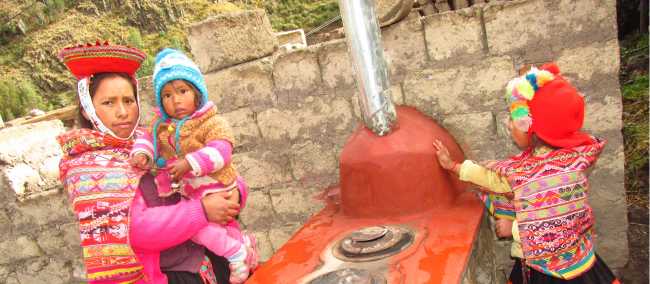 A family from Huilloc, the recipients of a new healthier cook stove | LT